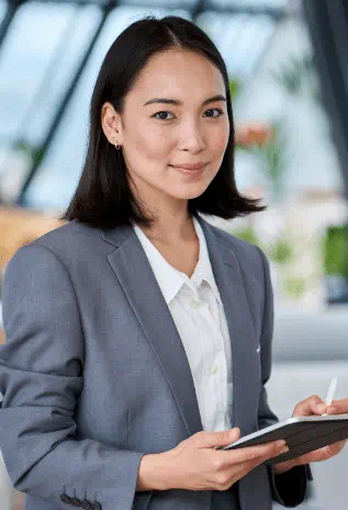 一个穿着西装的女人拿着平板电脑。